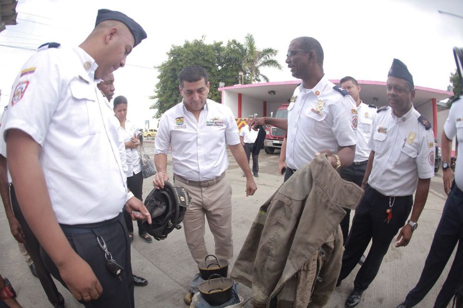 GOBERNADOR DUMEK TURBAY VISITÓ CEMENTERIO MECANICO DE LOS BOMBEROS  