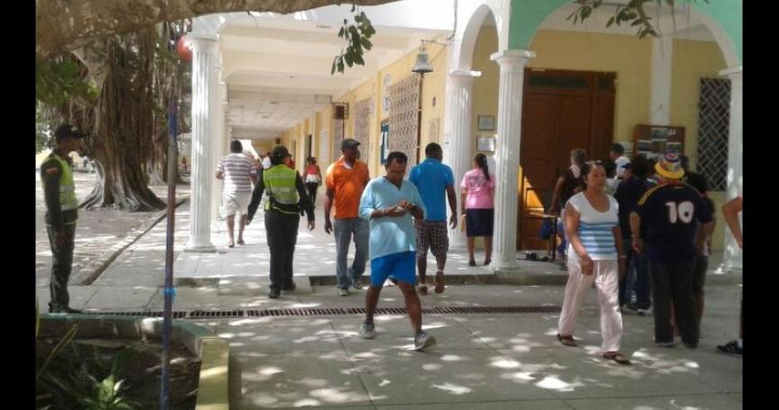 GRAVES FALLAS ESTRUCTURALES  EN COLEGIO FERNANDEZ BAENA 