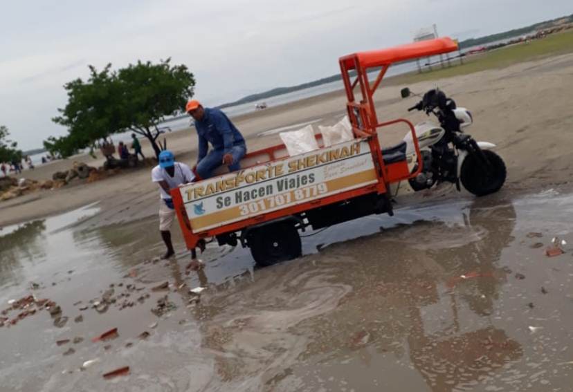 INFRAGANTI ARROJANDO ESCOMBROS EN LA PLAYA 